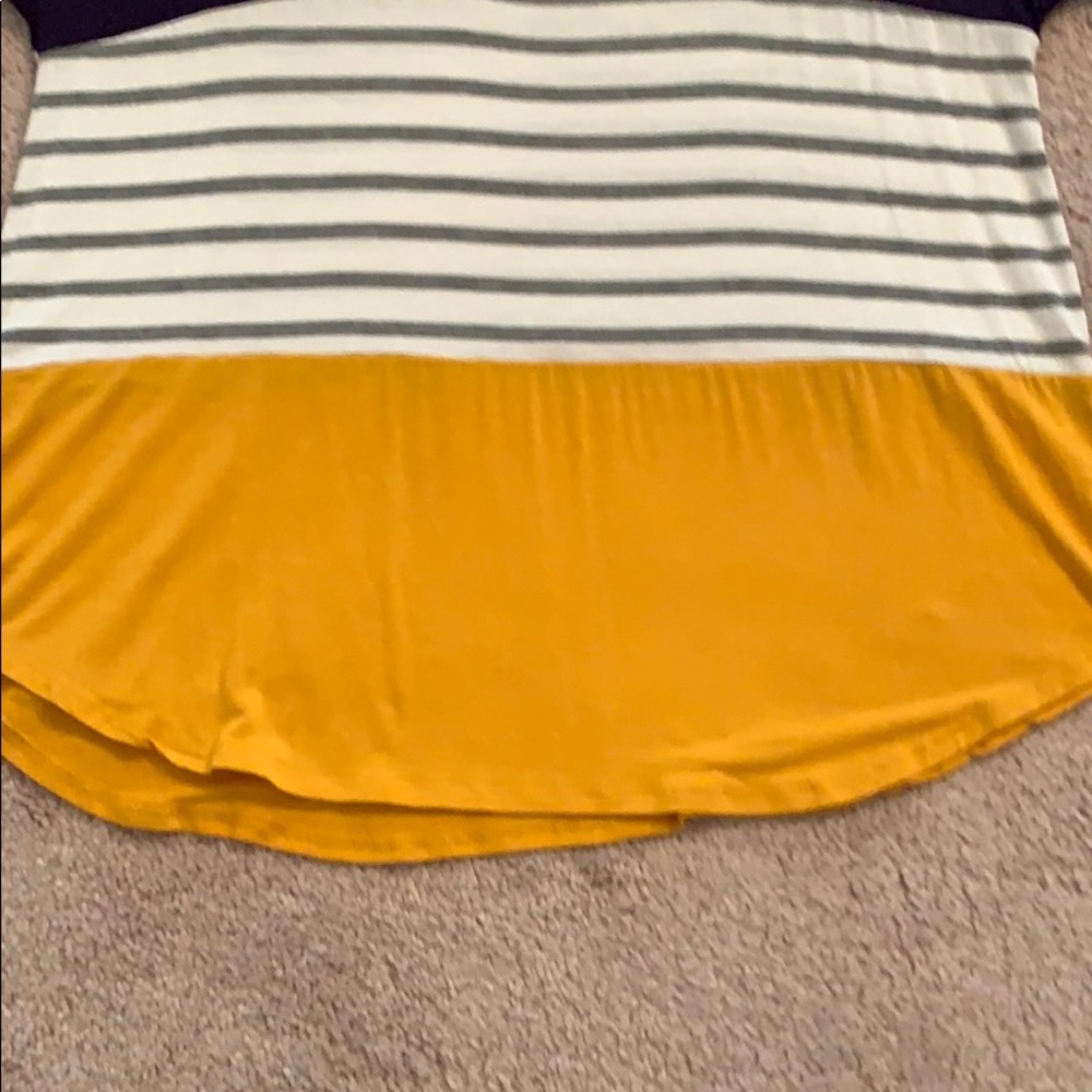 🌗 Short Sleeved Top Size S 🌓 - Picture 3 of 7